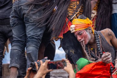 Varanasi, Uttar Pradesh, Hindistan - 20 Mart 2024: Masan Holi, Harishchandra ghat kutlamaları sırasında boyalı yüzlü dindarlar.