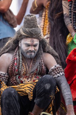 Varanasi, Uttar Pradesh, Hindistan - 20 Mart 2024: Masan Holi, Harishchandra ghat kutlamaları sırasında boyalı yüzlü dindarlar.