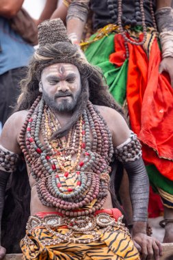 Varanasi, Uttar Pradesh, Hindistan - 20 Mart 2024: Masan Holi, Harishchandra ghat kutlamaları sırasında boyalı yüzlü dindarlar.