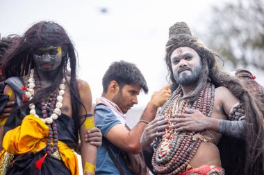 Varanasi, Uttar Pradesh, Hindistan - 20 Mart 2024: Masan Holi, Harishchandra ghat kutlamaları sırasında boyalı yüzlü dindarlar.