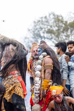 Varanasi, Uttar Pradesh, Hindistan - 20 Mart 2024: Masan Holi, Harishchandra ghat kutlamaları sırasında boyalı yüzlü dindarlar.