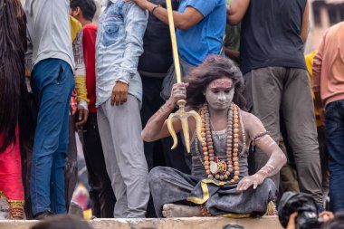 Varanasi, Uttar Pradesh, Hindistan - 20 Mart 2024: Masan Holi, Harishchandra ghat kutlamaları sırasında boyalı yüzlü dindarlar.