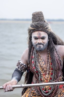 Varanasi, Uttar Pradesh, Hindistan - 20 Mart 2024: Masan Holi, Harishchandra ghat kutlamaları sırasında boyalı yüzlü dindarlar.