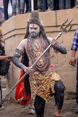 Varanasi, Uttar Pradesh, Hindistan - 20 Mart 2024: Masan Holi, Harishchandra ghat kutlamaları sırasında boyalı yüzlü dindarlar.