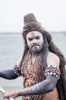 Varanasi, Uttar Pradesh, Hindistan - 20 Mart 2024: Masan Holi, Harishchandra ghat kutlamaları sırasında boyalı yüzlü dindarlar.