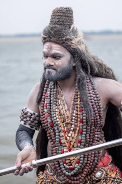 Varanasi, Uttar Pradesh, Hindistan - 20 Mart 2024: Masan Holi, Harishchandra ghat kutlamaları sırasında boyalı yüzlü dindarlar.