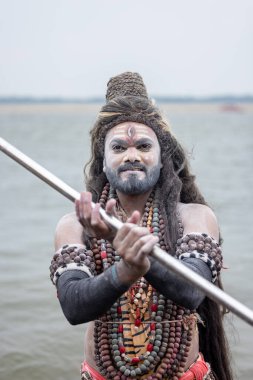 Varanasi, Uttar Pradesh, Hindistan - 20 Mart 2024: Masan Holi, Harishchandra ghat kutlamaları sırasında boyalı yüzlü dindarlar.