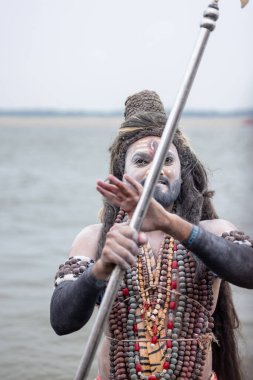 Varanasi, Uttar Pradesh, Hindistan - 20 Mart 2024: Masan Holi, Harishchandra ghat kutlamaları sırasında boyalı yüzlü dindarlar.