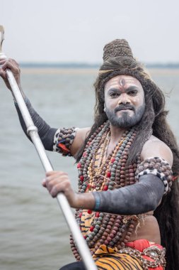 Varanasi, Uttar Pradesh, Hindistan - 20 Mart 2024: Masan Holi, Harishchandra ghat kutlamaları sırasında boyalı yüzlü dindarlar.