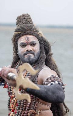 Varanasi, Uttar Pradesh, Hindistan - 20 Mart 2024: Masan Holi, Harishchandra ghat kutlamaları sırasında boyalı yüzlü dindarlar.