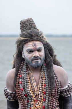 Varanasi, Uttar Pradesh, Hindistan - 20 Mart 2024: Masan Holi, Harishchandra ghat kutlamaları sırasında boyalı yüzlü dindarlar.