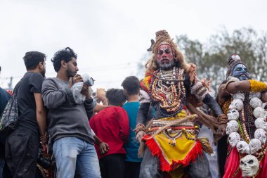 Varanasi, Uttar Pradesh, Hindistan - 20 Mart 2024: Masan Holi, Harishchandra ghat kutlamaları sırasında boyalı yüzlü dindarlar.