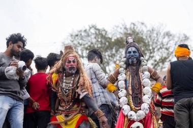 Varanasi, Uttar Pradesh, Hindistan - 20 Mart 2024: Masan Holi, Harishchandra ghat kutlamaları sırasında boyalı yüzlü dindarlar.
