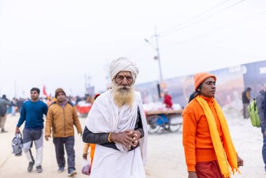 Prayagraj, Uttar Pradesh, Hindistan - 14 Ocak 2025: Mahakumbh, Mahakumbh, Kutsal Naga sadhu baba grubu.