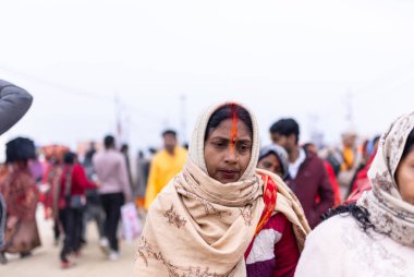 Varanasi, Uttar Pradesh, Hindistan - 20 Ocak 2024: Varanasi 'deki çetelerin yakınında dikilen geleneksel Hint turist portresi. Dünyanın dört bir yanındaki turistler moksha ve Yoga için Varanasi 'yi ziyaret ediyorlar.. 