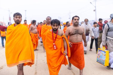 Prayagraj, Uttar Pradesh, Hindistan - 14 Ocak 2025: Mahakumbh, Mahakumbh, Kutsal Naga sadhu baba grubu.