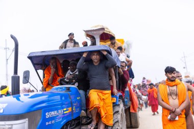 Prayagraj, Uttar Pradesh, Hindistan - 14 Ocak 2025: Mahakumbh, Mahakumbh, Kutsal Naga sadhu baba grubu.