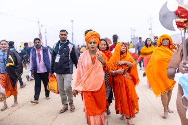 Prayagraj, Uttar Pradesh, Hindistan - 14 Ocak 2025: Mahakumbh, Mahakumbh, Kutsal Naga sadhu baba grubu.