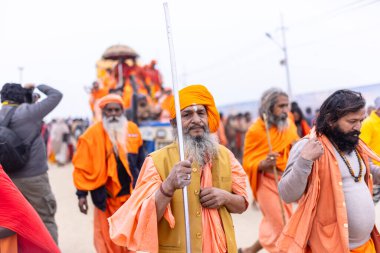 Prayagraj, Uttar Pradesh, Hindistan - 14 Ocak 2025: Mahakumbh, Mahakumbh, Kutsal Naga sadhu baba grubu.