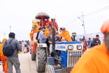Prayagraj, Uttar Pradesh, Hindistan - 14 Ocak 2025: Mahakumbh, Mahakumbh, Kutsal Naga sadhu baba grubu.