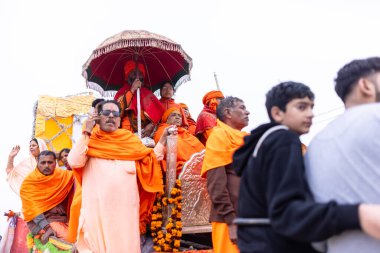 Prayagraj, Uttar Pradesh, Hindistan - 14 Ocak 2025: Mahakumbh, Mahakumbh, Kutsal Naga sadhu baba grubu.