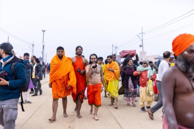 Prayagraj, Uttar Pradesh, Hindistan - 14 Ocak 2025: Mahakumbh, Mahakumbh, Kutsal Naga sadhu baba grubu.