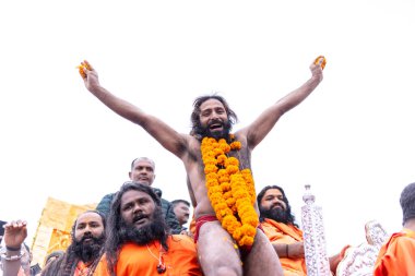Prayagraj, Uttar Pradesh, Hindistan - 14 Ocak 2025: Mahakumbh, Mahakumbh, Kutsal Naga sadhu baba grubu.