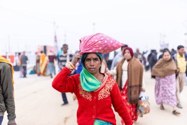 Varanasi, Uttar Pradesh, Hindistan - 20 Ocak 2024: Varanasi 'deki çetelerin yakınında dikilen geleneksel Hint turist portresi. Dünyanın dört bir yanındaki turistler moksha ve Yoga için Varanasi 'yi ziyaret ediyorlar..