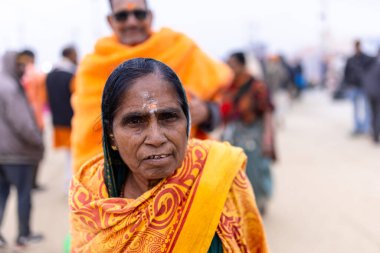 Varanasi, Uttar Pradesh, Hindistan - 20 Ocak 2024: Varanasi 'deki çetelerin yakınında dikilen geleneksel Hint turist portresi. Dünyanın dört bir yanındaki turistler moksha ve Yoga için Varanasi 'yi ziyaret ediyorlar..