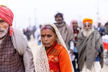 Varanasi, Uttar Pradesh, Hindistan - 20 Ocak 2024: Varanasi 'deki çetelerin yakınında dikilen geleneksel Hint turist portresi. Dünyanın dört bir yanındaki turistler moksha ve Yoga için Varanasi 'yi ziyaret ediyorlar..