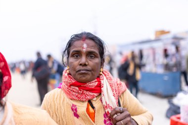 Varanasi, Uttar Pradesh, Hindistan - 20 Ocak 2024: Varanasi 'deki çetelerin yakınında dikilen geleneksel Hint turist portresi. Dünyanın dört bir yanındaki turistler moksha ve Yoga için Varanasi 'yi ziyaret ediyorlar..