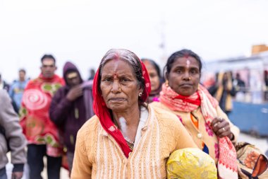 Varanasi, Uttar Pradesh, Hindistan - 20 Ocak 2024: Varanasi 'deki çetelerin yakınında dikilen geleneksel Hint turist portresi. Dünyanın dört bir yanındaki turistler moksha ve Yoga için Varanasi 'yi ziyaret ediyorlar..