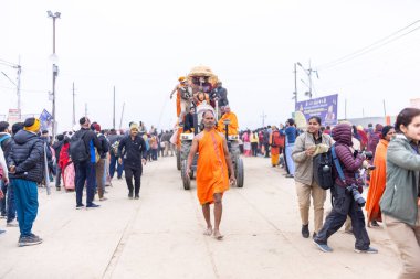 Prayagraj, Uttar Pradesh, Hindistan - 14 Ocak 2025: Mahakumbh, Mahakumbh, Kutsal Naga sadhu baba grubu.