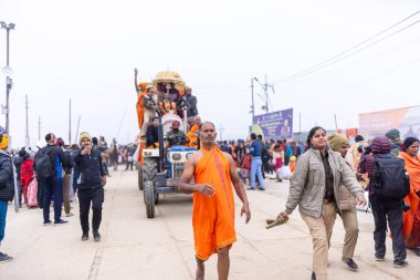 Prayagraj, Uttar Pradesh, Hindistan - 14 Ocak 2025: Mahakumbh, Mahakumbh, Kutsal Naga sadhu baba grubu.