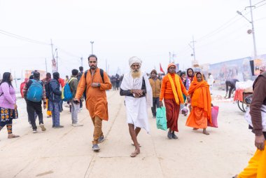 Prayagraj, Uttar Pradesh, Hindistan - 14 Ocak 2025: Mahakumbh, Mahakumbh, Kutsal Naga sadhu baba grubu.