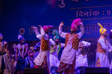 Puşkar, Rajasthan, Hindistan - 11 Kasım 2024: Bhangra, Bhangra grubu, açık hava kültür gecesi renkli etnik elbiseler içinde bhangra dansı yapıyor.