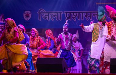 Puşkar, Rajasthan, Hindistan - 11 Kasım 2024: Bhangra, Bhangra Sanatçılar Grubu, renkli etnik elbiseler içinde dans ediyorlar..