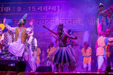 Puşkar, Rajasthan, Hindistan - 11 Kasım 2024: Bhangra, Bhangra Sanatçılar Grubu, renkli etnik elbiseler içinde dans ediyorlar..