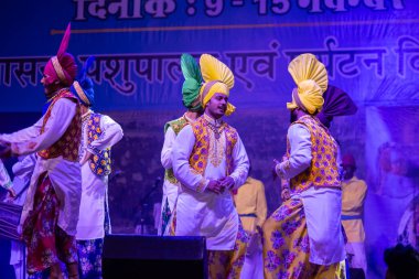 Puşkar, Rajasthan, Hindistan - 11 Kasım 2024: Bhangra, Bhangra Sanatçılar Grubu, renkli etnik elbiseler içinde dans ediyorlar..