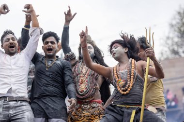 Varanasi, Uttar Pradesh, Hindistan - 20 Mart 2024: Masan Holi, Harishchandra ghat kutlamaları sırasında boyalı yüzlü dindarlar.