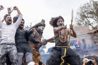 Varanasi, Uttar Pradesh, Hindistan - 20 Mart 2024: Masan Holi, Harishchandra ghat kutlamaları sırasında boyalı yüzlü dindarlar.