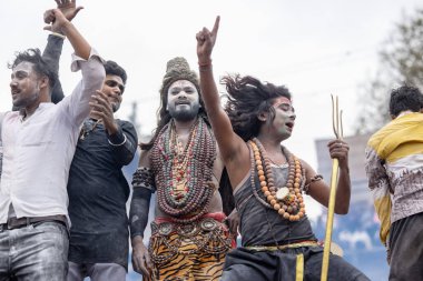 Varanasi, Uttar Pradesh, Hindistan - 20 Mart 2024: Masan Holi, Harishchandra ghat kutlamaları sırasında boyalı yüzlü dindarlar.