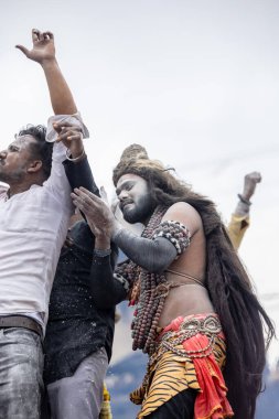 Varanasi, Uttar Pradesh, Hindistan - 20 Mart 2024: Masan Holi, Harishchandra ghat kutlamaları sırasında boyalı yüzlü dindarlar.