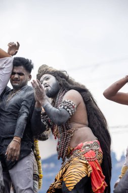 Varanasi, Uttar Pradesh, Hindistan - 20 Mart 2024: Masan Holi, Harishchandra ghat kutlamaları sırasında boyalı yüzlü dindarlar.