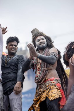 Varanasi, Uttar Pradesh, Hindistan - 20 Mart 2024: Masan Holi, Harishchandra ghat kutlamaları sırasında boyalı yüzlü dindarlar.