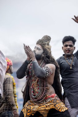 Varanasi, Uttar Pradesh, Hindistan - 20 Mart 2024: Masan Holi, Harishchandra ghat kutlamaları sırasında boyalı yüzlü dindarlar.
