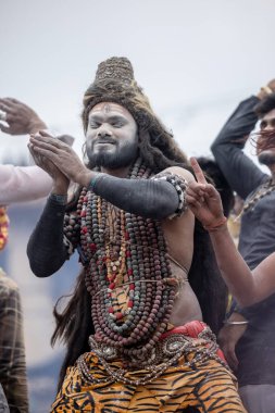 Varanasi, Uttar Pradesh, Hindistan - 20 Mart 2024: Masan Holi, Harishchandra ghat kutlamaları sırasında boyalı yüzlü dindarlar.