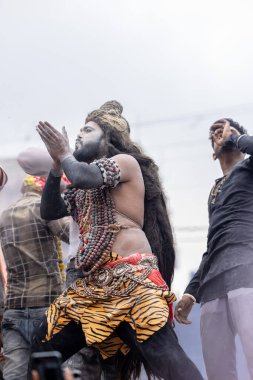 Varanasi, Uttar Pradesh, Hindistan - 20 Mart 2024: Masan Holi, Harishchandra ghat kutlamaları sırasında boyalı yüzlü dindarlar.