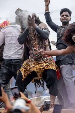 Varanasi, Uttar Pradesh, Hindistan - 20 Mart 2024: Masan Holi, Harishchandra ghat kutlamaları sırasında boyalı yüzlü dindarlar.