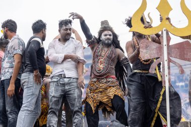 Varanasi, Uttar Pradesh, Hindistan - 20 Mart 2024: Masan Holi, Harishchandra ghat kutlamaları sırasında boyalı yüzlü dindarlar.